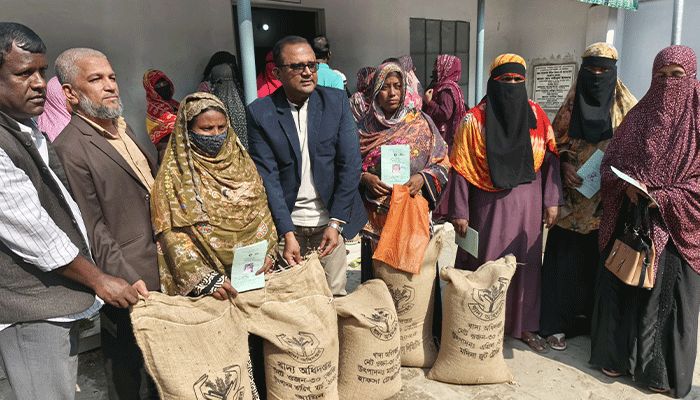 গ্রামীণ দুস্থ নারীদের মাঝে চাল বিতরণ  ‎