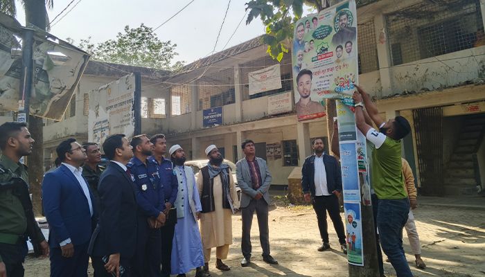 নির্ধারিত সময় পেরিয়ে গেলেও সরেনি পোস্টার ফেস্টুন