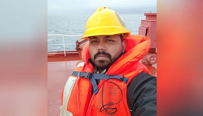 ড্রোন হামলায় ক্ষতিগ্রস্ত জাহাজে আটকা পড়া নাবিক উদ্ধার