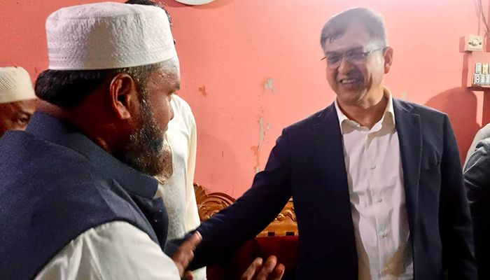 প্রতিদ্বন্দ্বী জামায়াত প্রার্থীর বাড়িতে সালাহউদ্দিন আহমেদ
