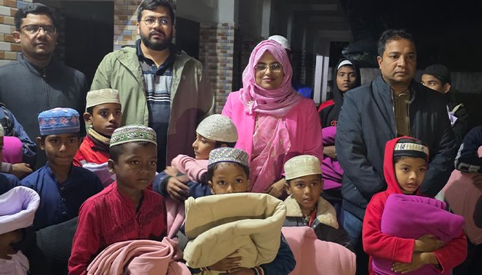 শীতের রাতে সুবিধাবঞ্চিতদের মাঝে প্রশাসনের কম্বল বিতরণ 