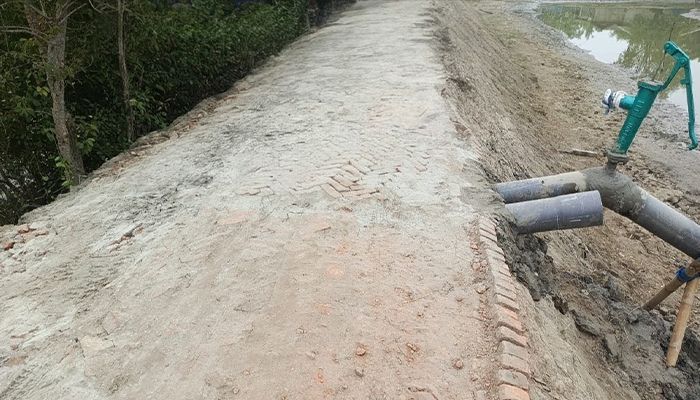 রাতে উপকূল রক্ষা বেড়িবাঁধে অবৈধ পাইপ স্থাপন