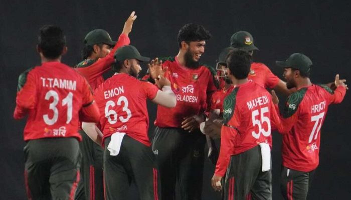৫ ক্যাচ নিয়ে বিশ্ব রেকর্ড তানজিদ তামিমের
