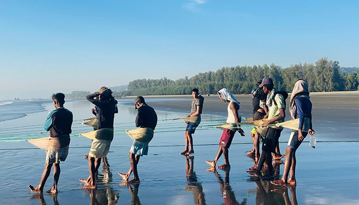 জেলের জালে জীবিকার লড়াই 