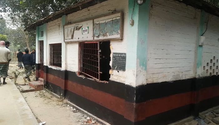 রাতের আঁধারে মাজার ভাঙচুর