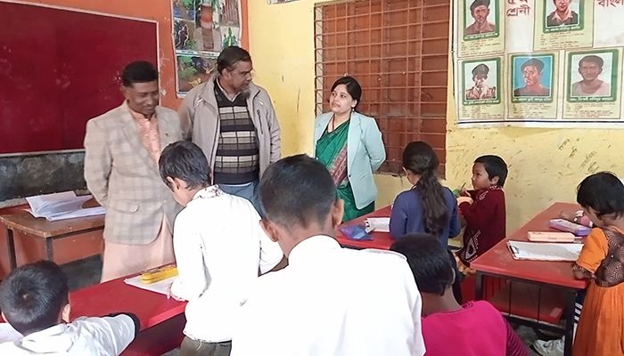 প্রাথমিক বিদ্যালয়ের তালা ভেঙে পরীক্ষা নিলেন ইউএনও