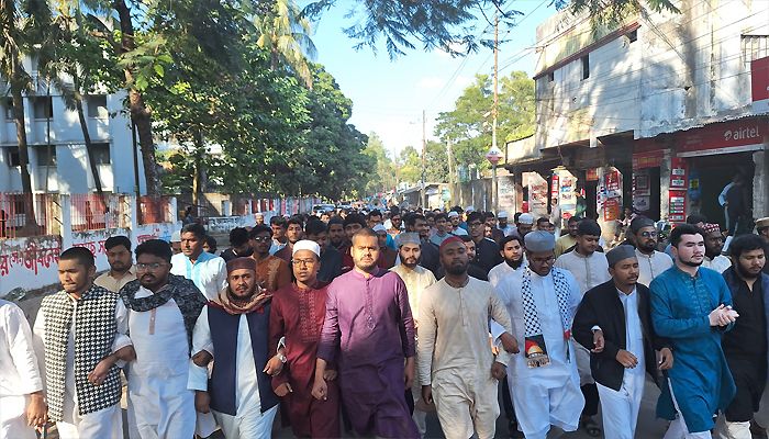 হাদীর হত্যাকারীদের গ্রেপ্তার ও বিচারের দাবিতে চাকসুর বিক্ষোভ মিছিল