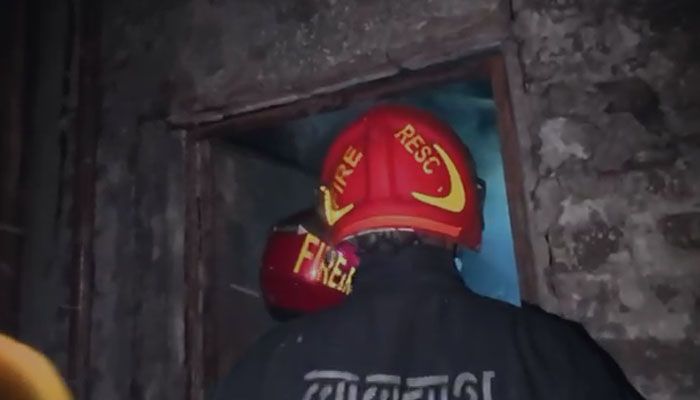 চকবাজারে আবাসিক ভবনের আগুন নিয়ন্ত্রণে