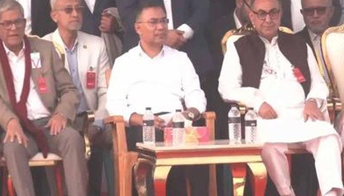 বিশেষ চেয়ার সরিয়ে সাধারণ আসনে বসলেন তারেক রহমান