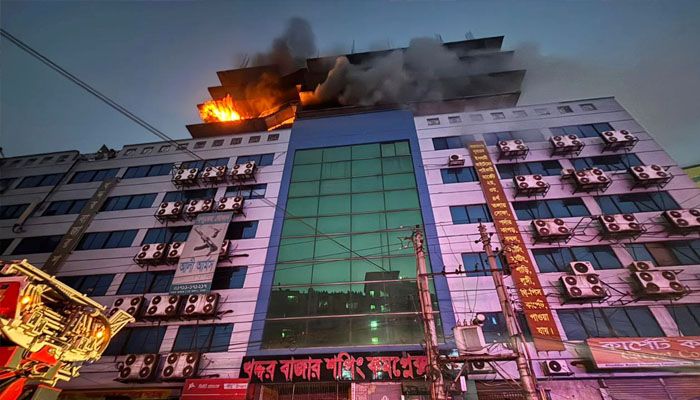 গুলিস্তানের খদ্দর বাজার শপিং কমপ্লেক্সে আগুন