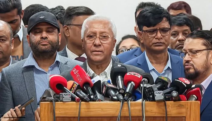শনিবার দুপুরে তারেক রহমান ও জাইমা রহমানের ভোটার নিবন্ধন প্রক্রিয়া নিয়ে আগারগাঁওয়ে নির্বাচন ভবনে সাংবাদিকদের সঙ্গে কথা বলেন কমিশনের জ্যেষ্ঠ সচিব আখতার আহমেদ। ছবি: ইউএনবি