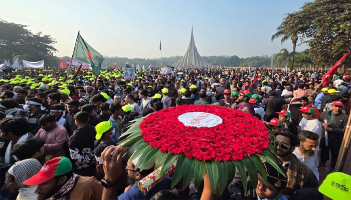  সাভারে জাতীয় স্মৃতিসৌধে শহীদদের প্রতি শ্রদ্ধা জানাতে লাখো জনতার ঢল 