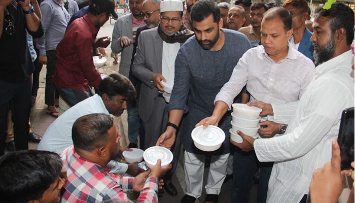 খালেদা জিয়ার সুস্থতা কামনায় দোয়া, দুস্থদের খাবার বিতরণ