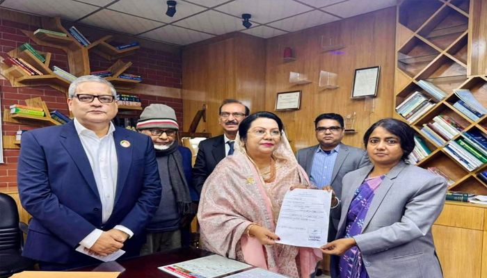 মানিকগঞ্জ-৩ আসনে বিএনপির মনোনয়ন পত্র জমা দিলেন আফরোজা খানম রিতা 