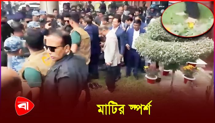 ঢাকায় নেমে খালি পায়ে মাটি ছুঁলেন তারেক রহমান
