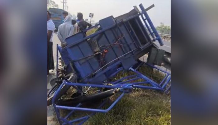 মাইক্রোবাসের ধাক্কায় অটোরিকশার যাত্রী নিহত, আহত ৩