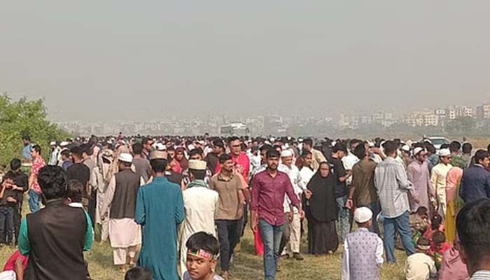 ‘এয়ার শো’ দেখতে তেজগাঁওয়ে মানুষের ঢল
