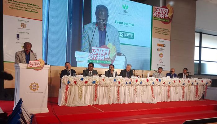 রাজধানীর বসুন্ধরা কনভেনশন সেন্টারে দেশে প্রথমবারের মতো দুই দিনব্যাপী আন্তর্জাতিক আলু উৎসব ২০২৫ শুরু হয়েছে।  প্রবা ফটো
