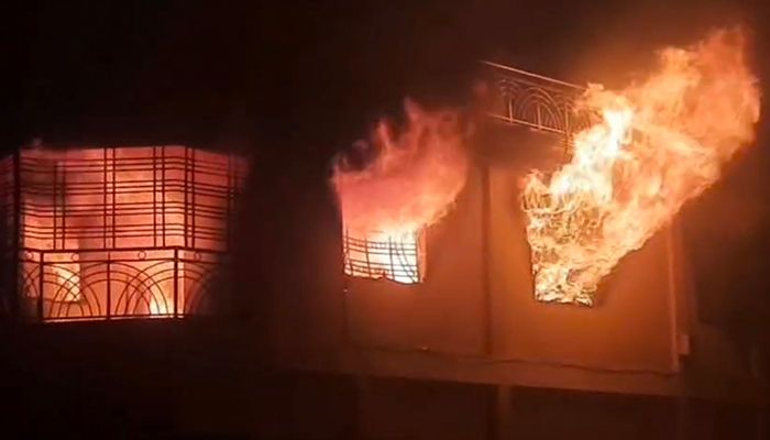 সাবেক প্রতিমন্ত্রী খালিদ মাহমুদের বাড়িতে আগুন