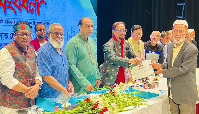 মুক্তিযোদ্ধাকে সংবর্ধনা দিল চসিক