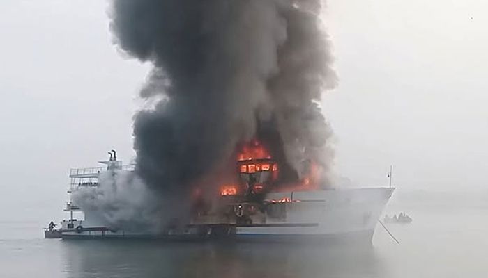 সেন্ট মার্টিনগামী জাহাজে আগুন, নিহত ১