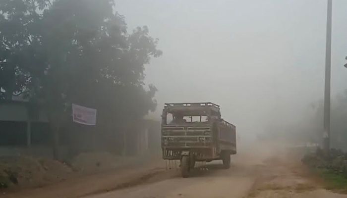 ঘন কুয়াশা ও শীতে স্থবির দিনাজপুরের জনজীবন