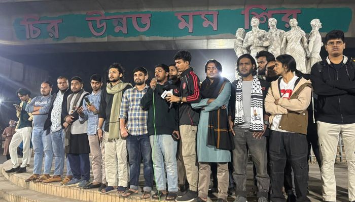 শুক্রবার বিকেল সাড়ে পাঁচটায় ঢাকা বিশ্ববিদ্যালয়ের (ঢাবি) রাজু ভাস্কর্যের পাদদেশে ‘সন্ত্রাসবিরোধী শিক্ষার্থীবৃন্দ’র ব্যানারে বিক্ষোভ-সমাবেশ করেন শিক্ষার্থীরা। প্রবা ফটো