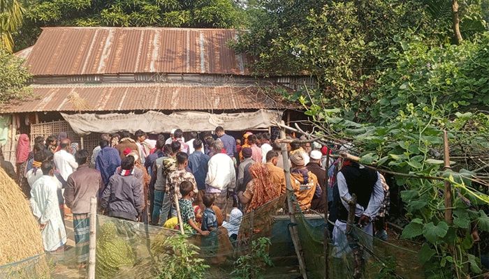 বসতঘরে পড়েছিল কৃষকের গলাকাটা মরদেহ 