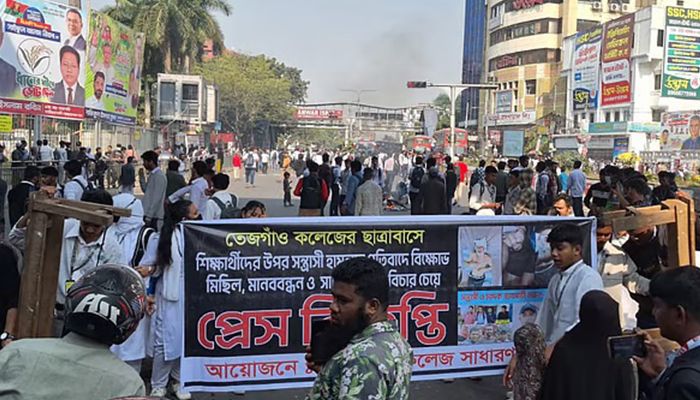 রাজধানীর ফার্মগেট এলাকার সড়কে শিক্ষার্থীরা। ছবি : সংগৃহীত