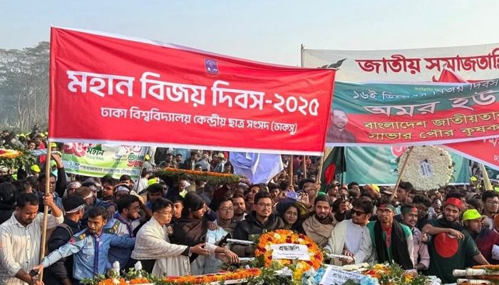 ঢাবিতে মহাসমারোহে বিজয় দিবস উদযাপন