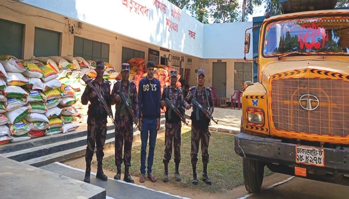 বিজিবির অভিযানে কোটি টাকার পণ্য জব্দ, গ্রেপ্তার ১