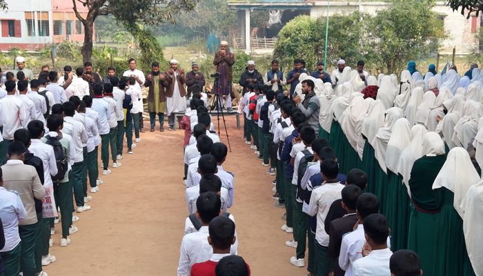 বৃহস্পতিবার দুপুর ১২ টার দিকে সাপাহার আল হেলাল ইসলামী একাডেমি এন্ড কলেজ মাঠে এ দোয়া অনুষ্ঠিত হয়। প্রবা ফটো