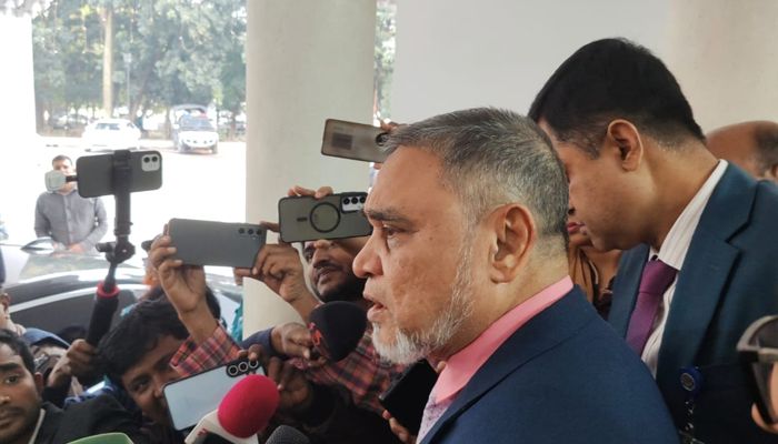 প্রধান বিচারপতির সঙ্গে সৌজন্য সাক্ষাৎ শেষে বের হয়ে  সাংবাদিকদের সাথে কথা বলেন প্রধান নির্বাচন কমিশনার (সিইসি) এ এম এম নাসির উদ্দিন। ছবি: সংগৃহীত
