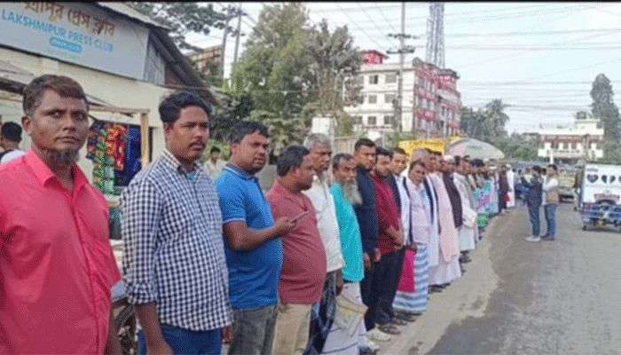 সার বিক্রেতাদের বহাল রাখার দাবিতে  মানববন্ধন