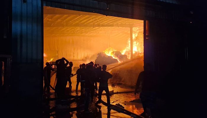 নরসিংদীতে তুলার গোডাউনে ভয়াবহ আগুন