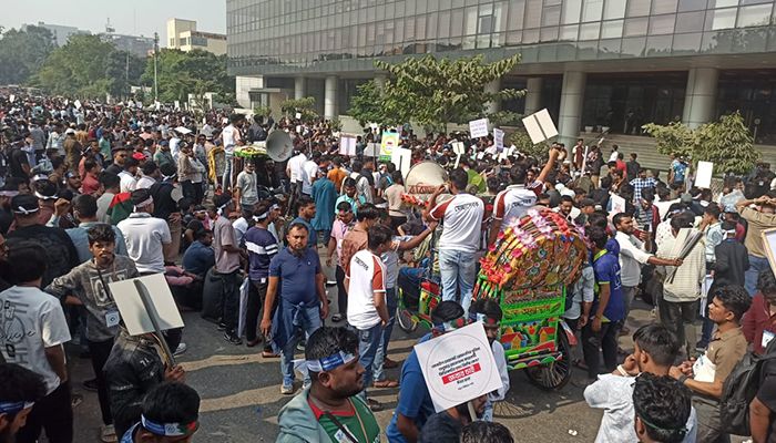 বিটিআরসি ভবনের সামনে মোবাইল ব্যবসায়ীদের অবস্থান, তীব্র যানজট