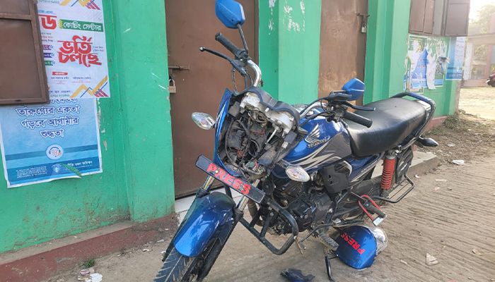 ভূমি কর্মকর্তার বিরুদ্ধে মাটিখেকোদের মিছিল