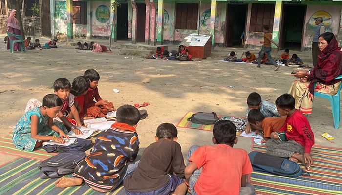খোলা আকাশের নিচে পাঠদান