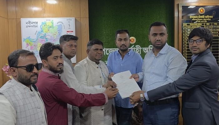 মঙ্গলবার দুপুরে নবীনগর উপজেলা নির্বাহী কর্মকর্তা ও সহকারী রিটার্নিং অফিসার মোঃ মাহমুদুল হাসানের কাছ থেকে এই মনোনয়ন ফরম সংগ্রহ করা হয়। প্রবা ফটো
