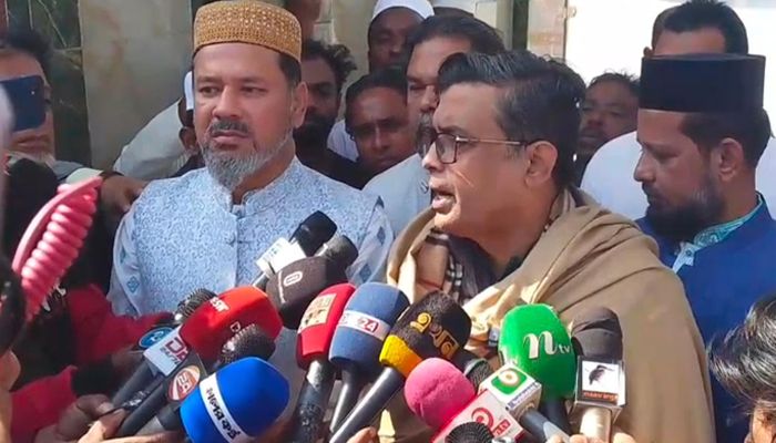 শুক্রবার বেলা সাড়ে ১১টার দিকে শরীয়তপুরের নড়িয়ার সুরেশ্বর দরবার শরীফ জিয়ারত শেষে সাংবাদিকদের সাথে কথা বলেন প্রেস সচিব। প্রবা ফটো