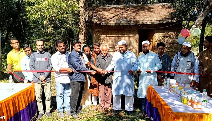 মেডিকেল ক্যাম্পে শতাধিক প্রান্তিক মানুষকে বিনামূল্যে ঔষধ প্রদান করা হয়। প্রবা ফটো 
