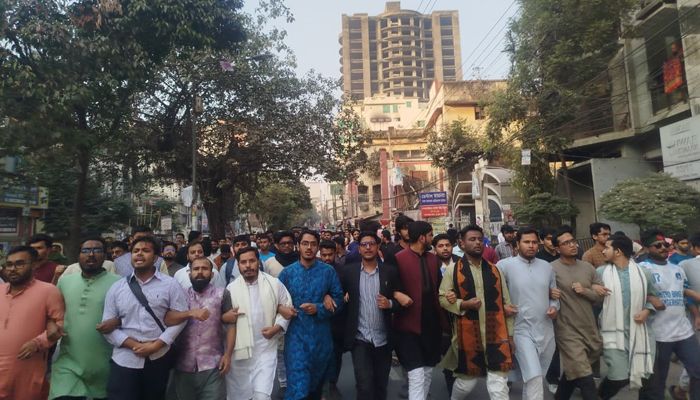 ওসমান হাদির ওপর হামলার প্রতিবাদে জবি শিক্ষার্থীদের বিক্ষোভ
