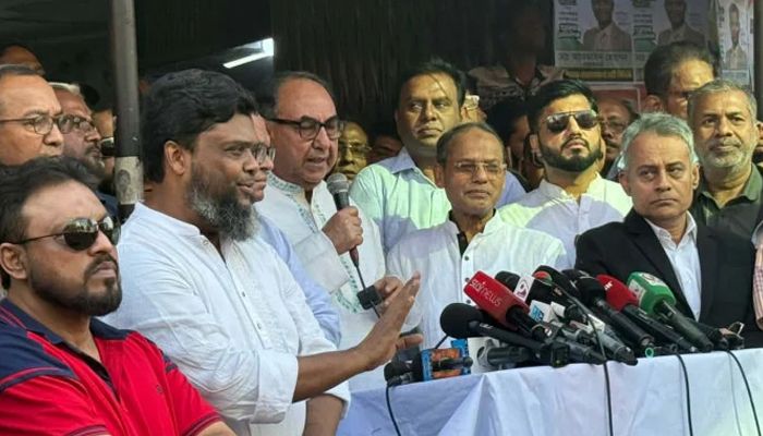 শনিবার বিএনপির নয়াপল্টন কার্যালয়ের সামনে ঢাকা মহানগর দক্ষিণ বিএনপি আয়োজিত এক বিক্ষোভ সমাবেশে প্রধান অতিথির বক্তব্য দেন মির্জা আব্বাস। ছবি: সংগৃহীত