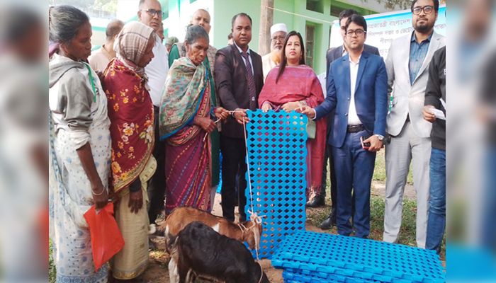 ক্ষুদ্র জাতিগোষ্ঠীদের মাঝে ছাগল বিতরণ