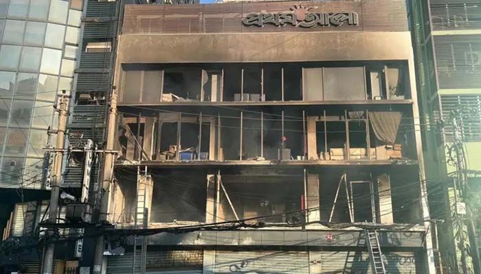 বৃহস্পতিবার দিনগত রাতে প্রথম আলোর অফিসে আগুন দেওয়া হয়। ছবি : সংগৃহীত