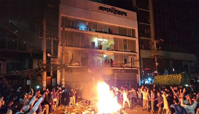  রাতের আঁধারে সরকারহীন বাংলাদেশ