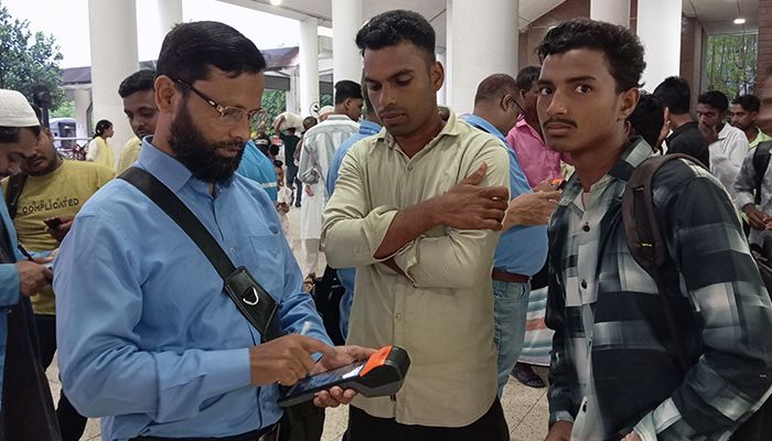 চাহিদার অর্ধেক জনবল দিয়ে চলছে যাত্রীসেবা