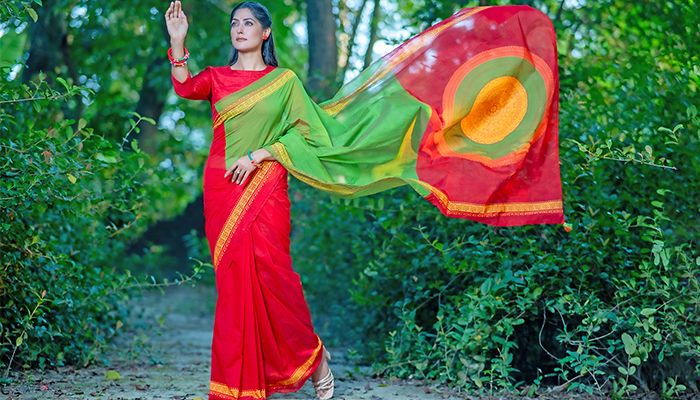 পোশাকে লাল সবুজ ক্যানভাস