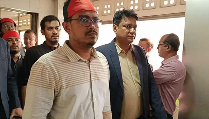 স্বরাষ্ট্র উপদেষ্টার সঙ্গে বৈঠকে ডাকসু নেতারা