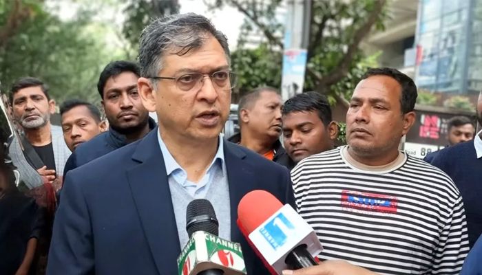 সাংবাদিকদের সঙ্গে কথা বলেন বিএনপির স্থায়ী কমিটির সদস্য সালাহউদ্দিন আহমেদ। শনিবার, গুলশানে বিএনপি চেয়ারপারসনের রাজনৈতিক কার্যালয়ের সামনে। ছবি: ইউএনবি
